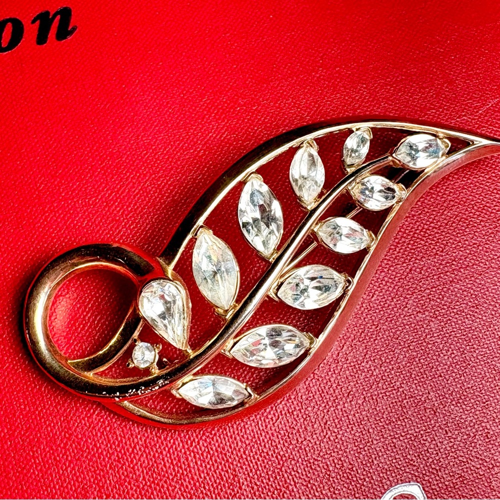 Elegant Signed Vintage Gold tone Leaf Brooch